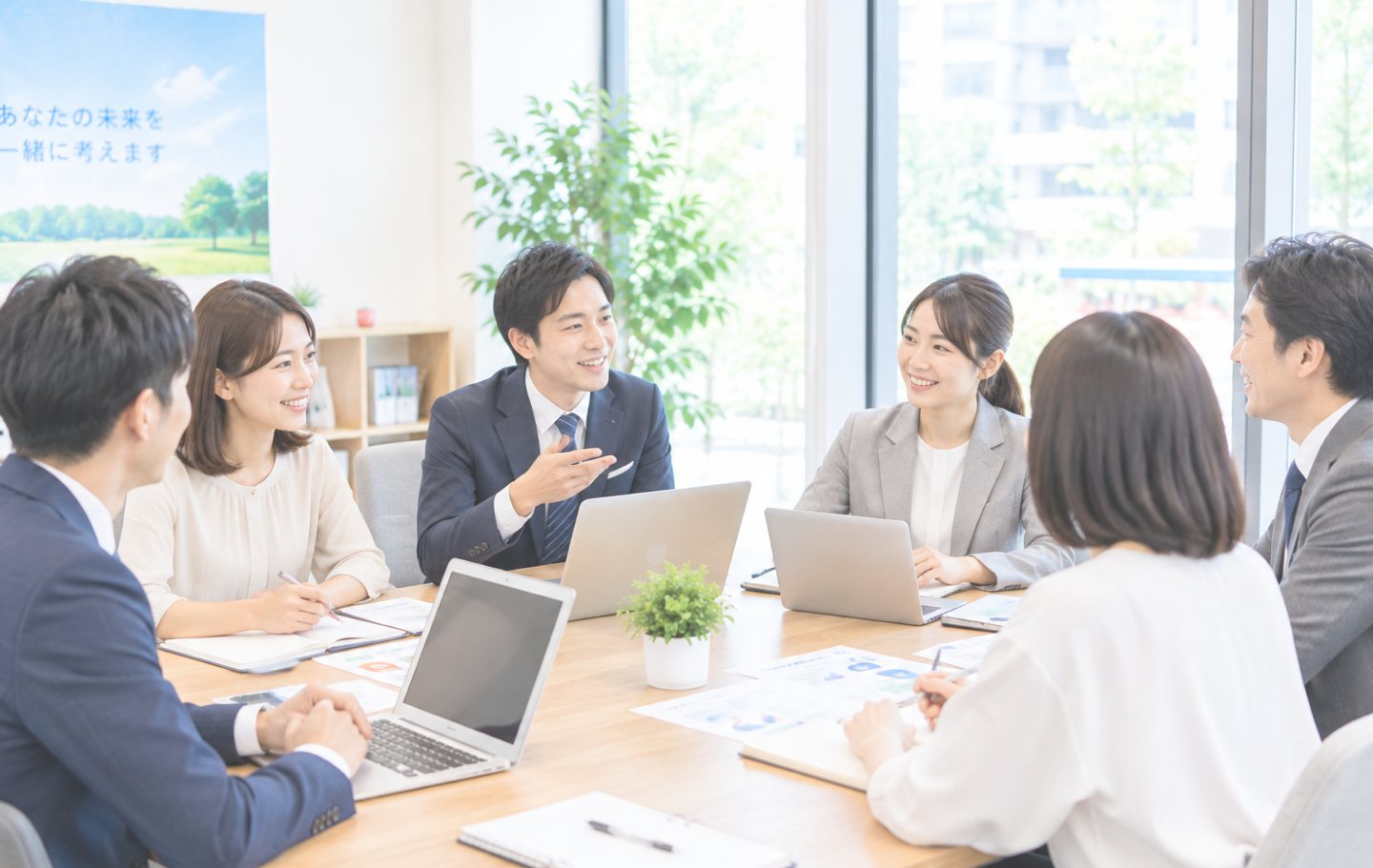 スタッフがお客様と笑顔で相談している様子
